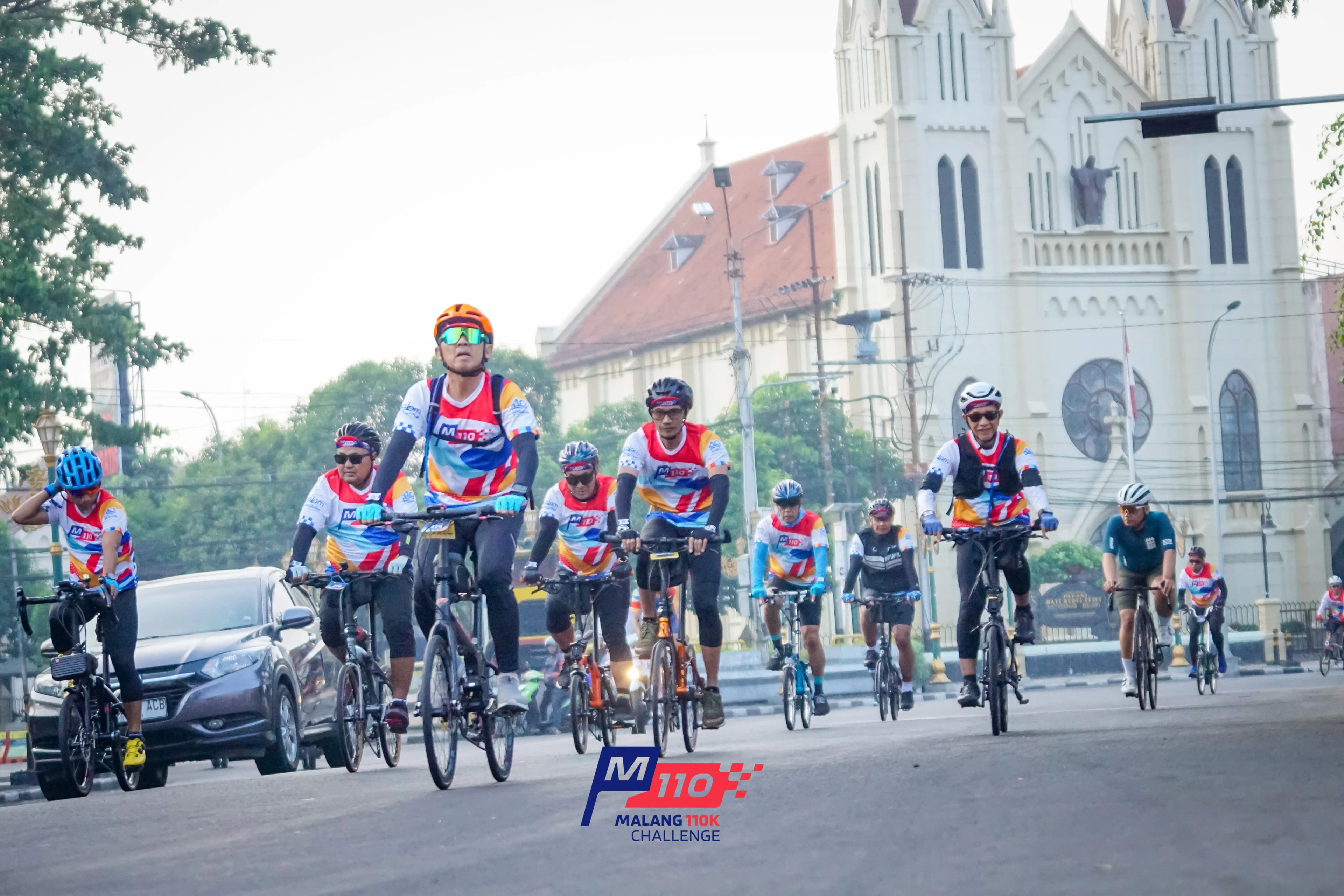 Peserta M110 fun ride memadati jalan Kota Malang